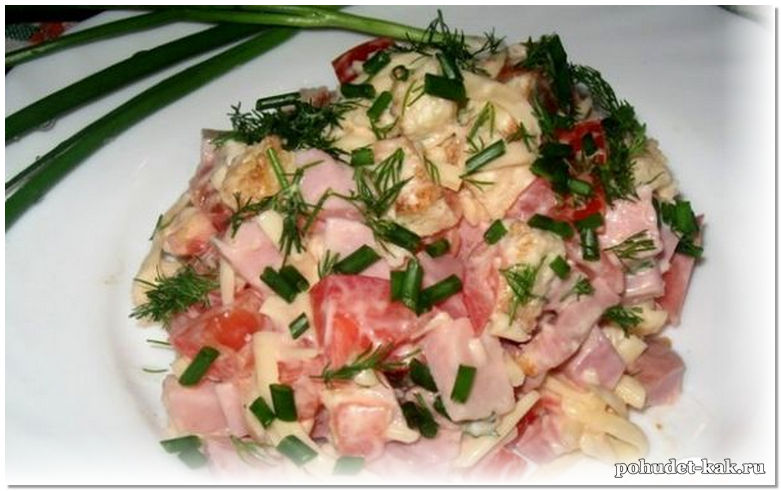 Салат сытный с курицей яйцом и помидорами